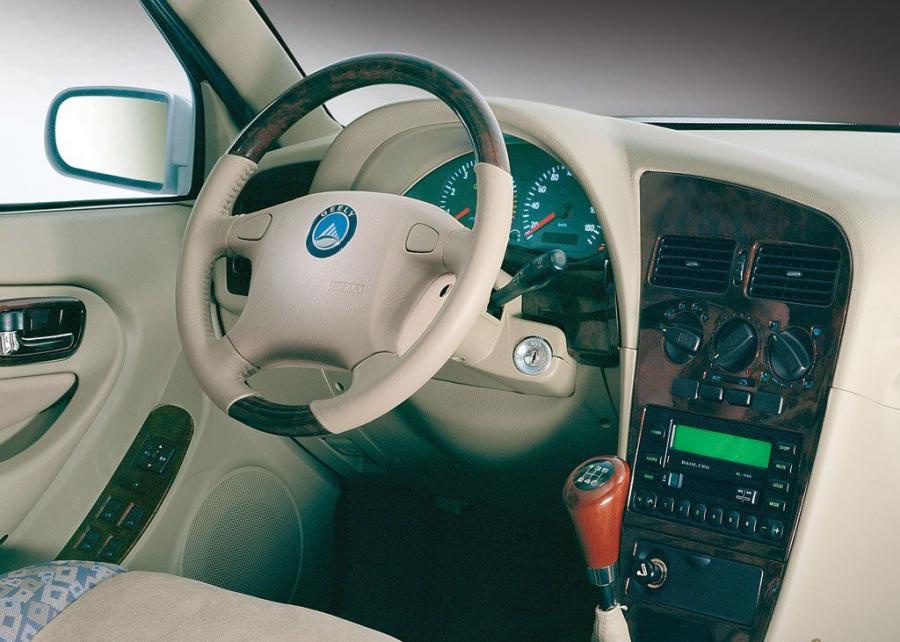 Интерьер Geely Merrie 2000 года  (фото 3 из 5)